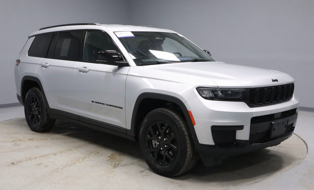 Used 2024 Jeep Grand Cherokee L Laredo image 1