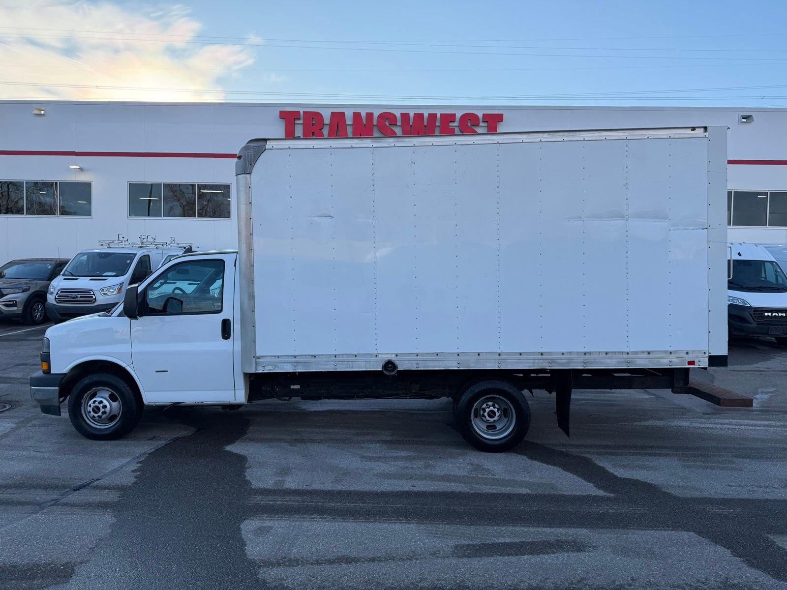 Used 2018 GMC Savana 3500 w/ Power Convenience Package image 2