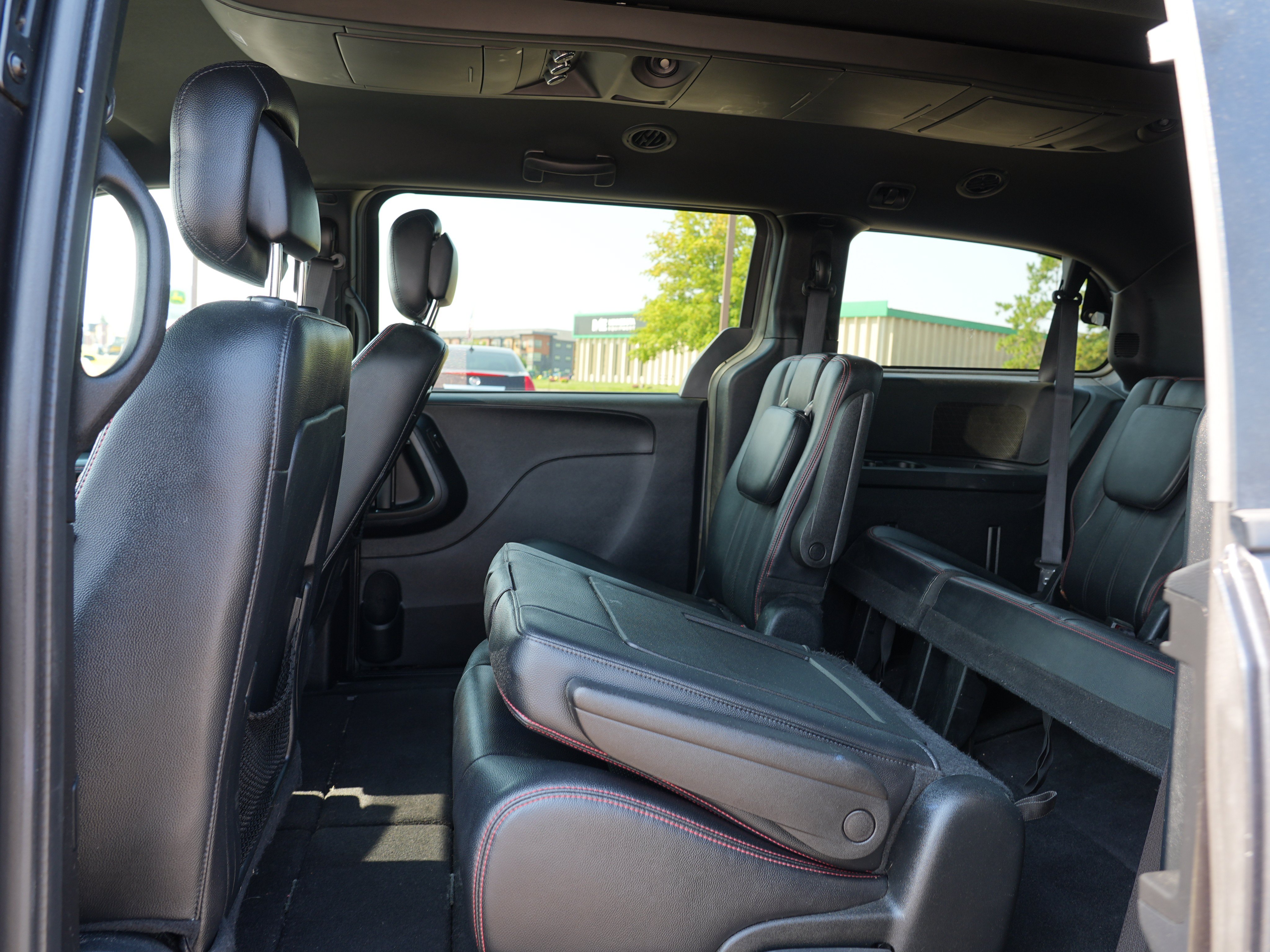 Used 2016 Dodge Grand Caravan R/T FWD image 18