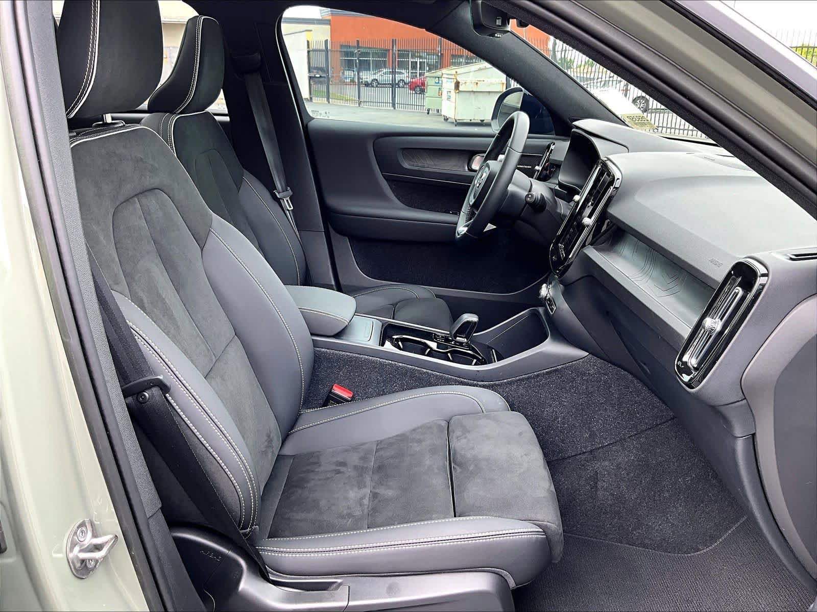 Used 2023 Volvo XC40 Recharge Ultimate AWD/4WD image 9