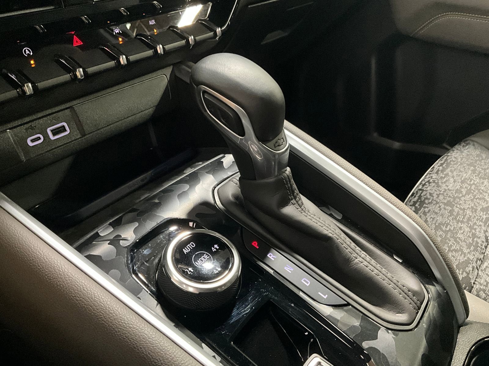 Used 2024 Chevrolet Colorado ZR2 w/ Technology Package AWD/4WD image 18