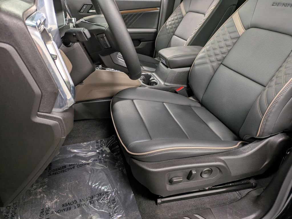 Used 2025 GMC Canyon Denali image 12