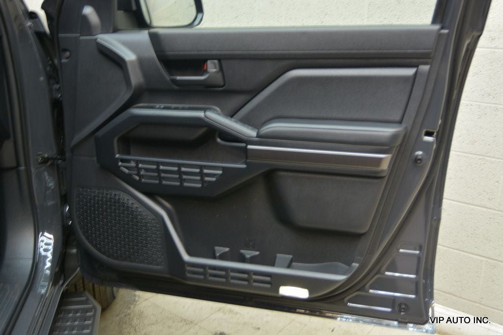 Used 2025 Toyota 4Runner SR5 AWD/4WD image 12