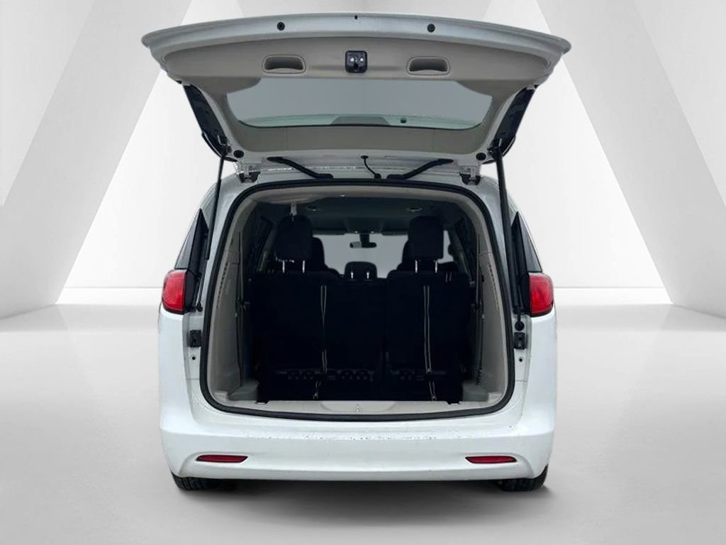 Used 2022 Chrysler Voyager LX image 28