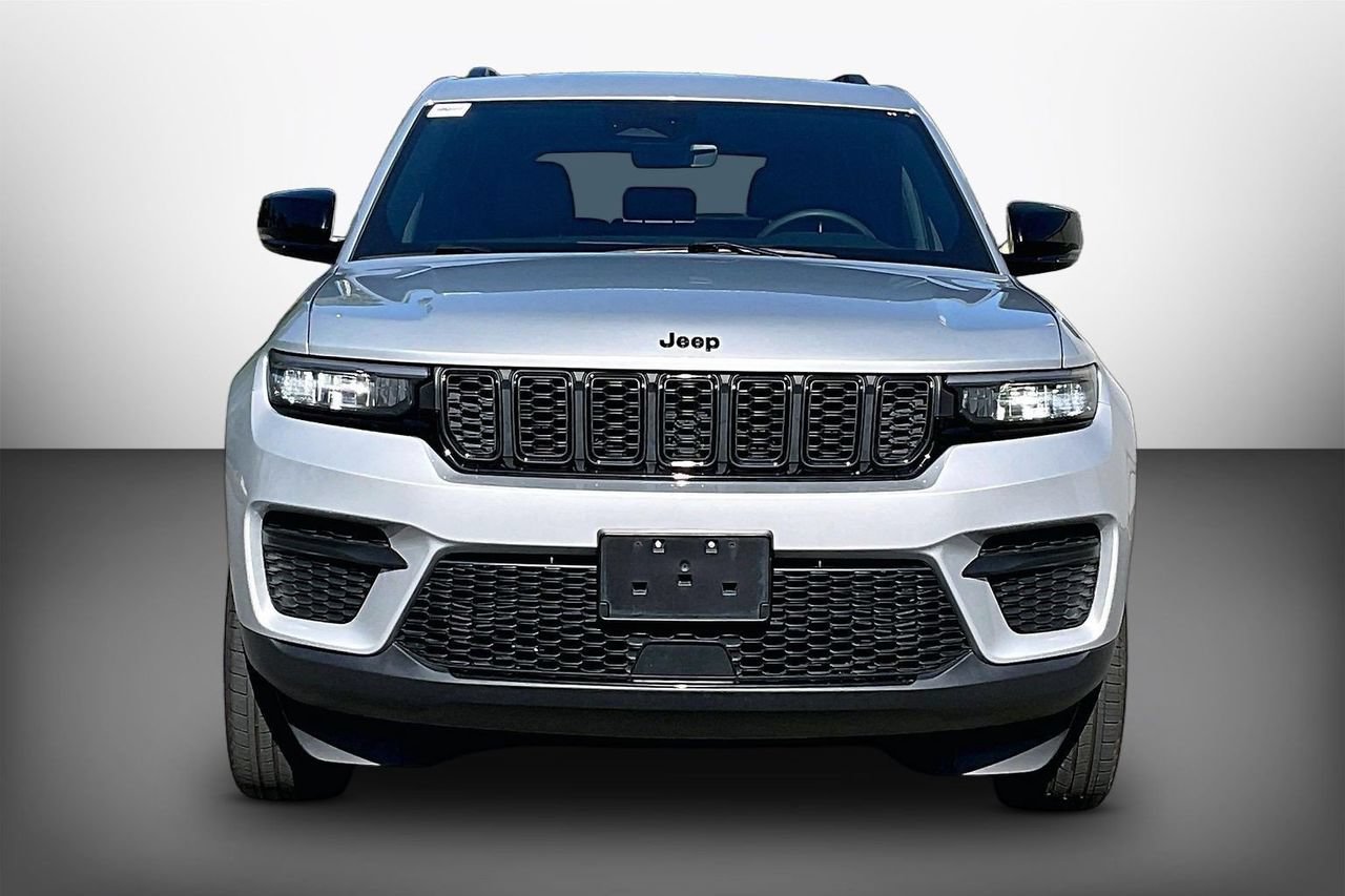 Certified 2025 Jeep Grand Cherokee Altitude AWD/4WD image 3