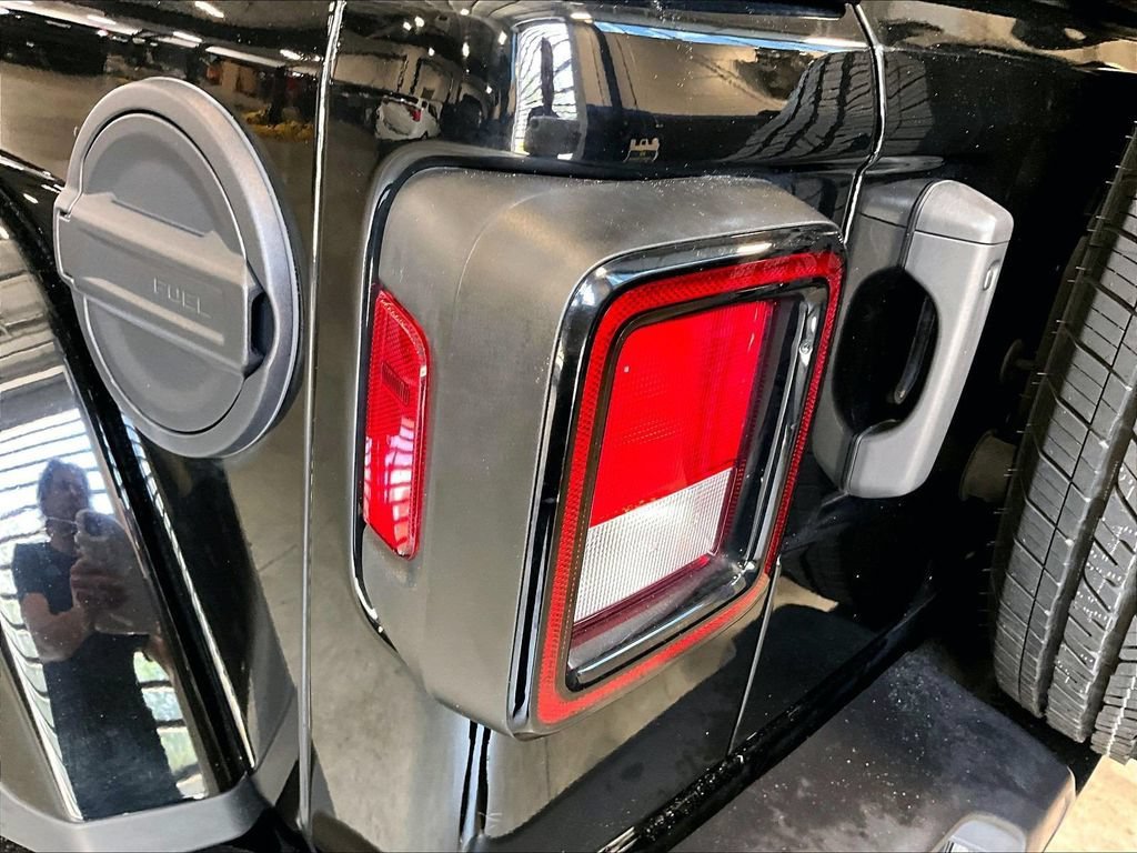 Used 2023 Jeep Wrangler Unlimited Sahara AWD/4WD image 35