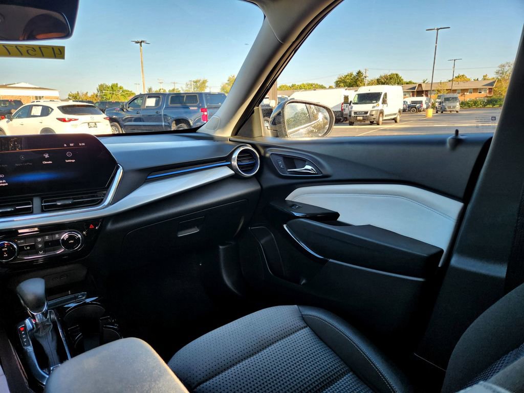 Used 2024 Chevrolet Trax LT image 24