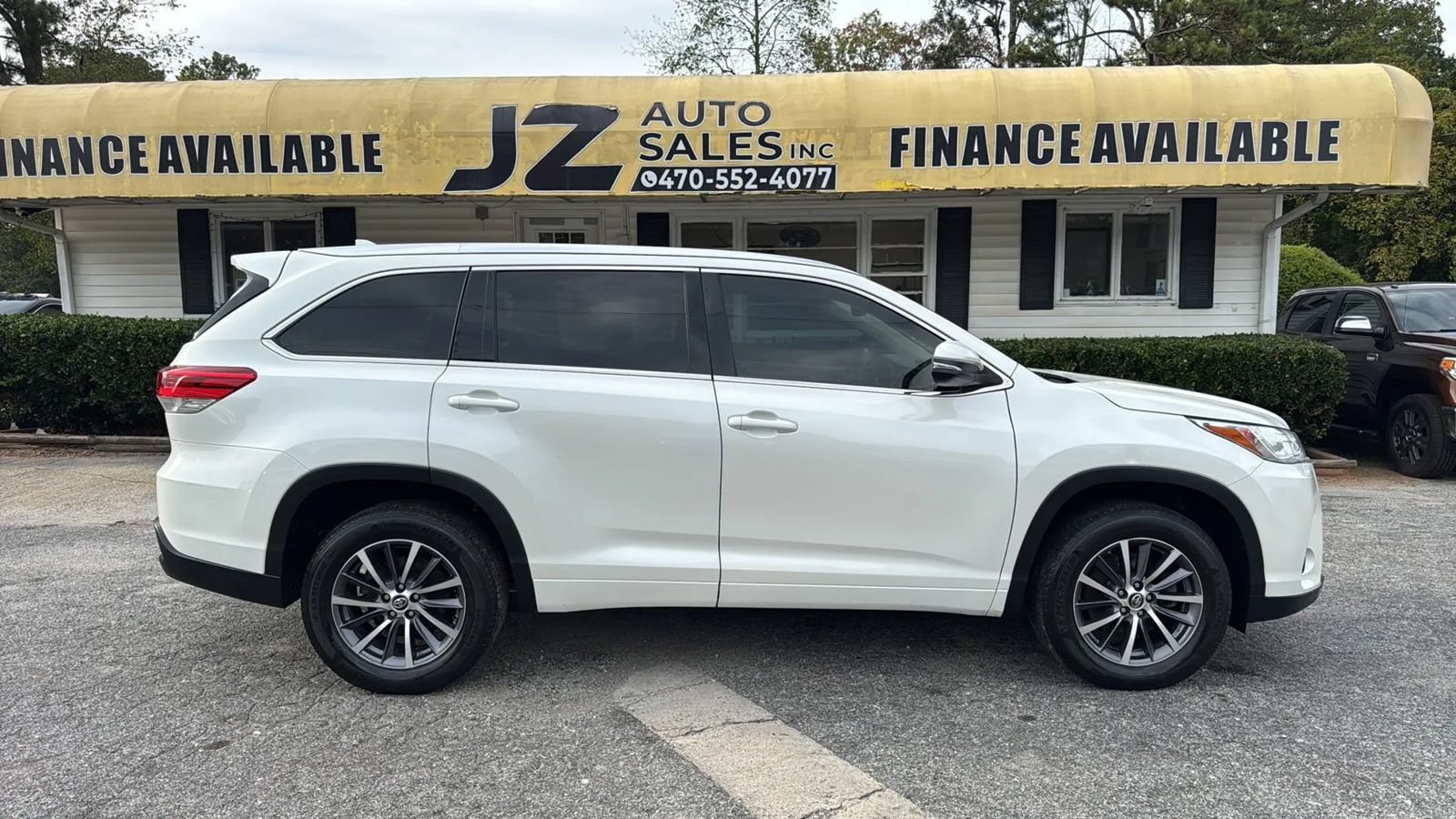 Used 2018 Toyota Highlander XLE FWD image 2