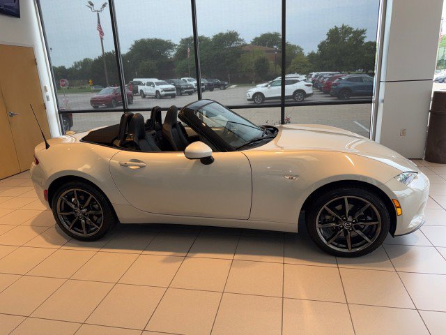 Used 2019 MAZDA MX-5 Miata Grand Touring RWD image 2