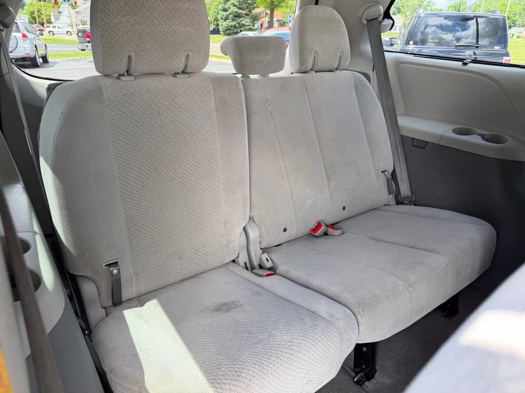 Used 2011 Toyota Sienna LE w/ Towing Pkg FWD image 17