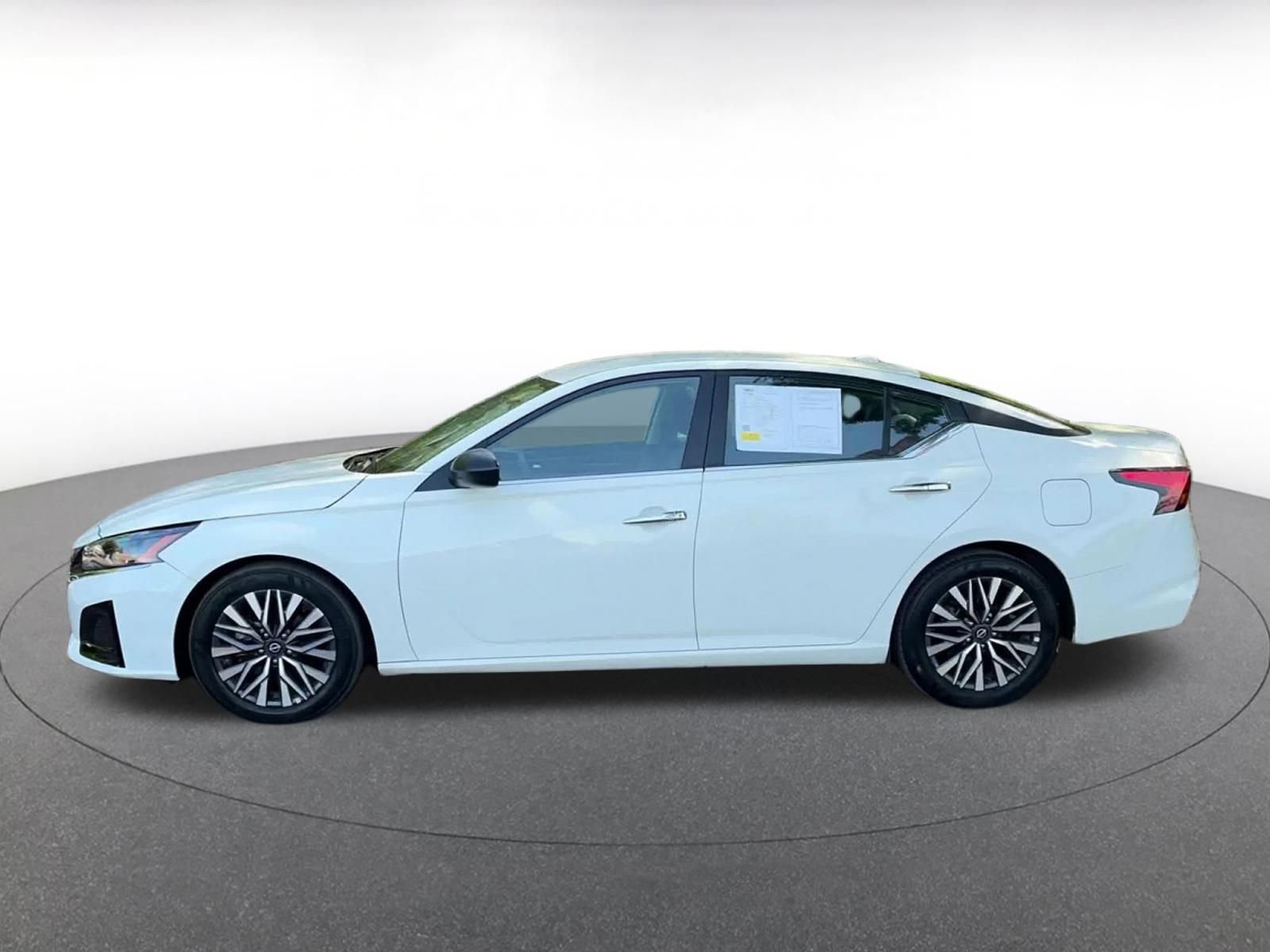 Used 2025 Nissan Altima 2.5 SV image 9