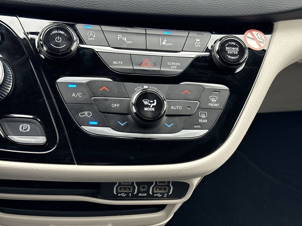 Used 2023 Chrysler Pacifica Touring-L image 16
