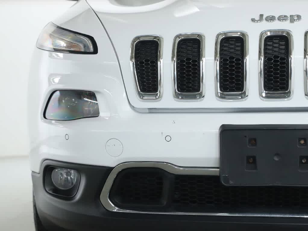 Used 2014 Jeep Cherokee Limited w/ Technology Group AWD/4WD image 6