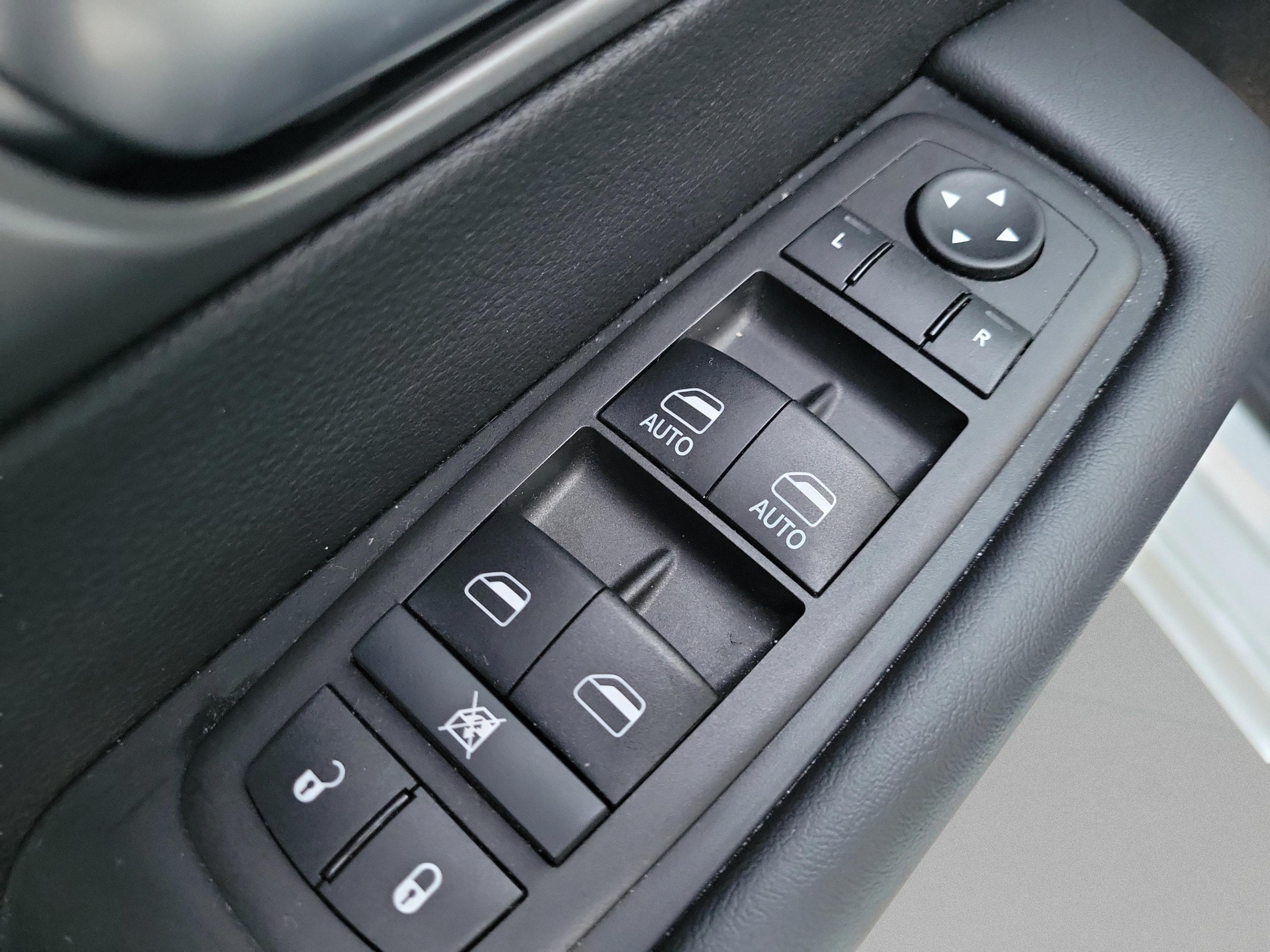 Used 2025 Chrysler Voyager LX FWD image 13