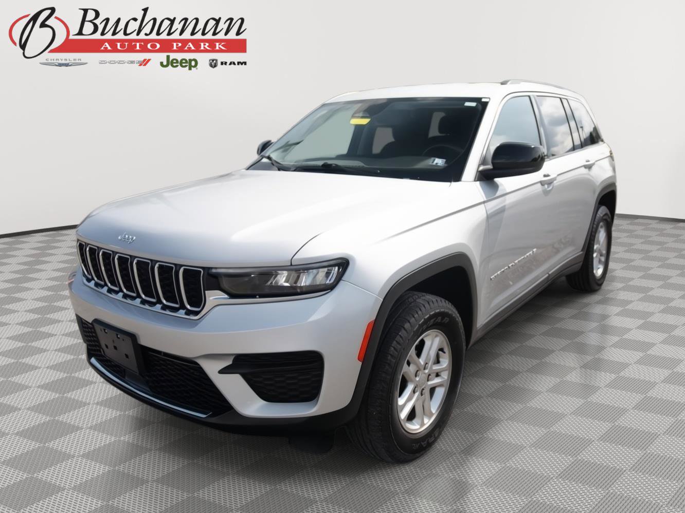 Used 2023 Jeep Grand Cherokee Laredo image 1