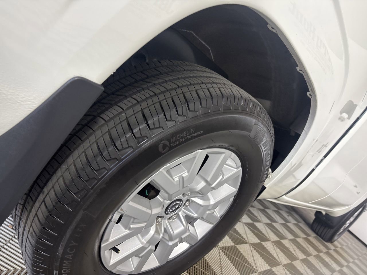 Used 2024 Nissan Frontier SV w/ SV Convenience Package image 26