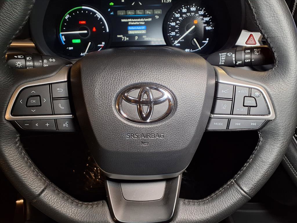Used 2025 Toyota Sienna XLE image 25
