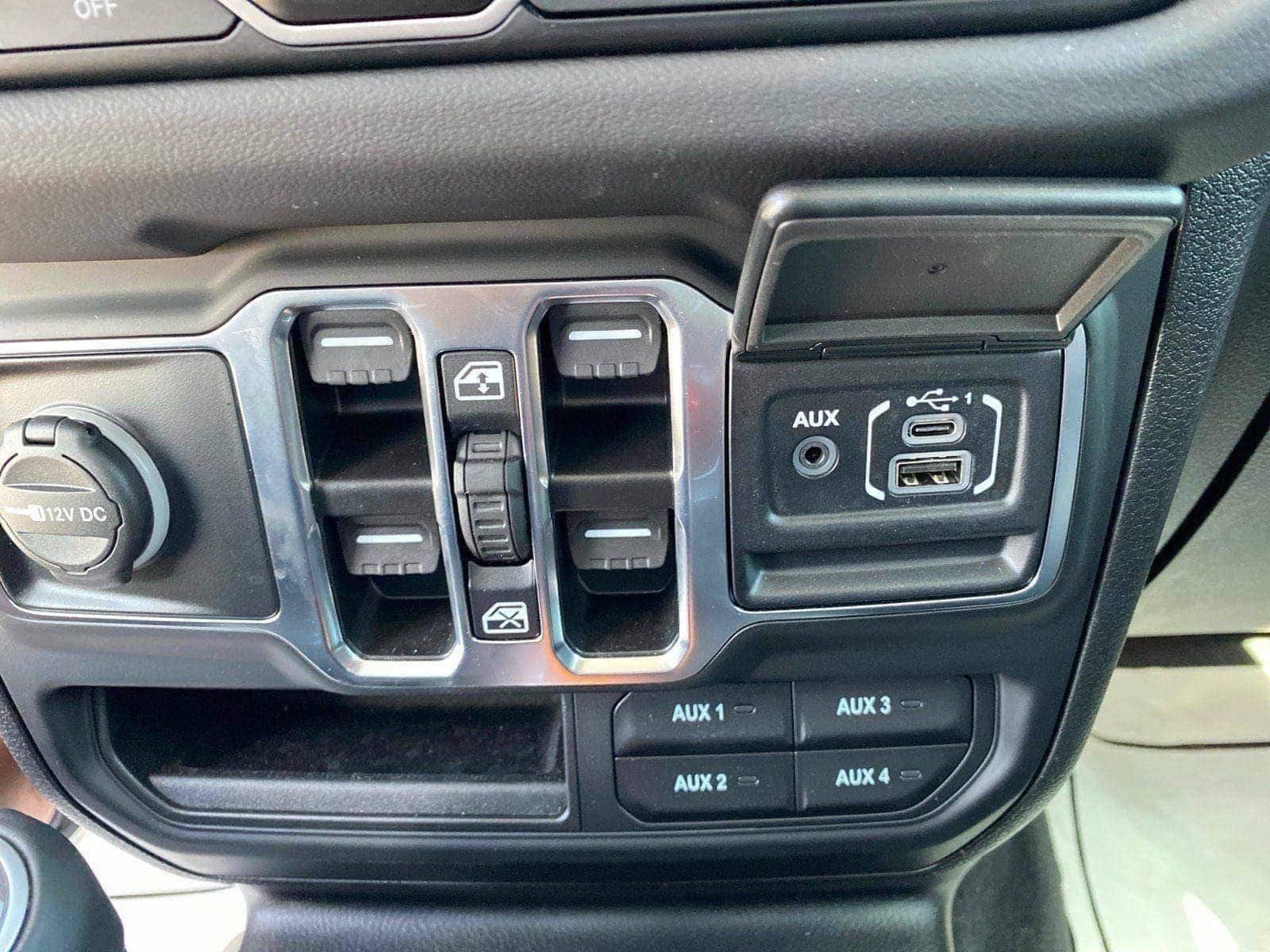 Used 2025 Jeep Gladiator Sport AWD/4WD image 17