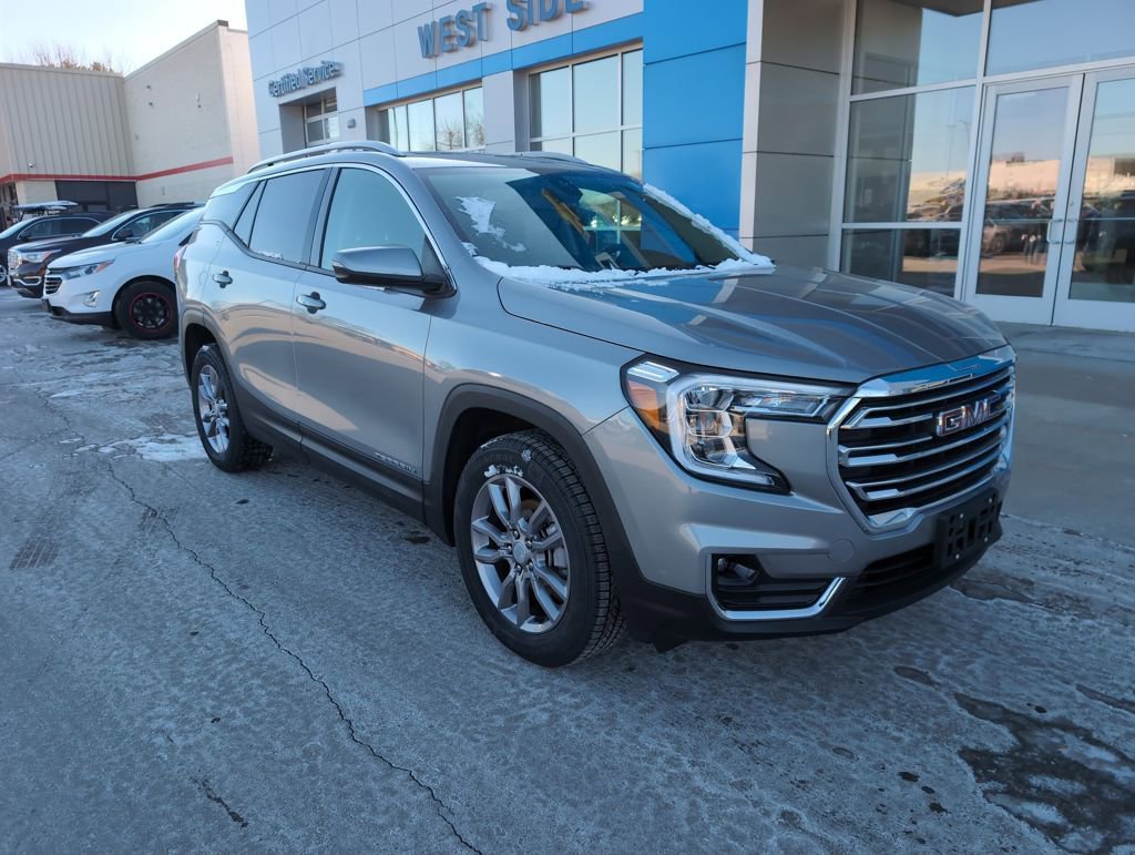 Used 2024 GMC Terrain SLT w/ Infotainment Package II image 2