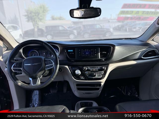 Used 2017 Chrysler Pacifica Touring-L FWD image 15