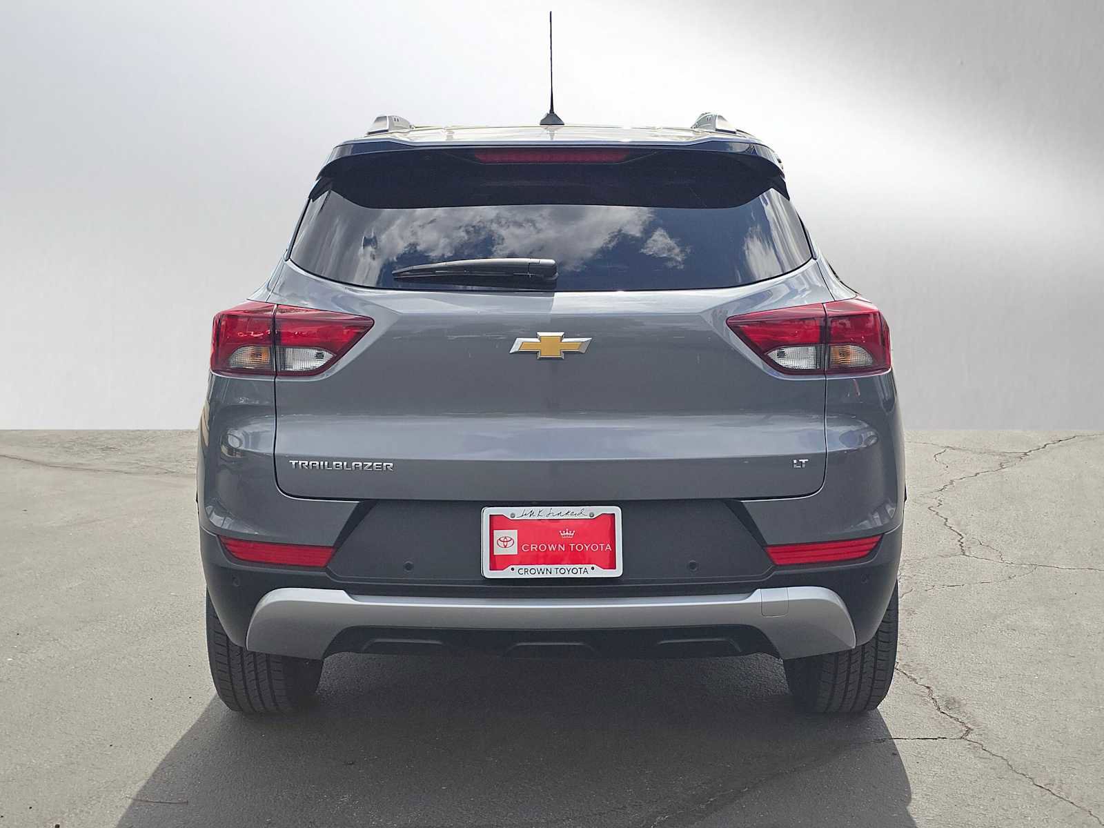 Used 2022 Chevrolet TrailBlazer LT w/ LPO, Blackout Package FWD image 4