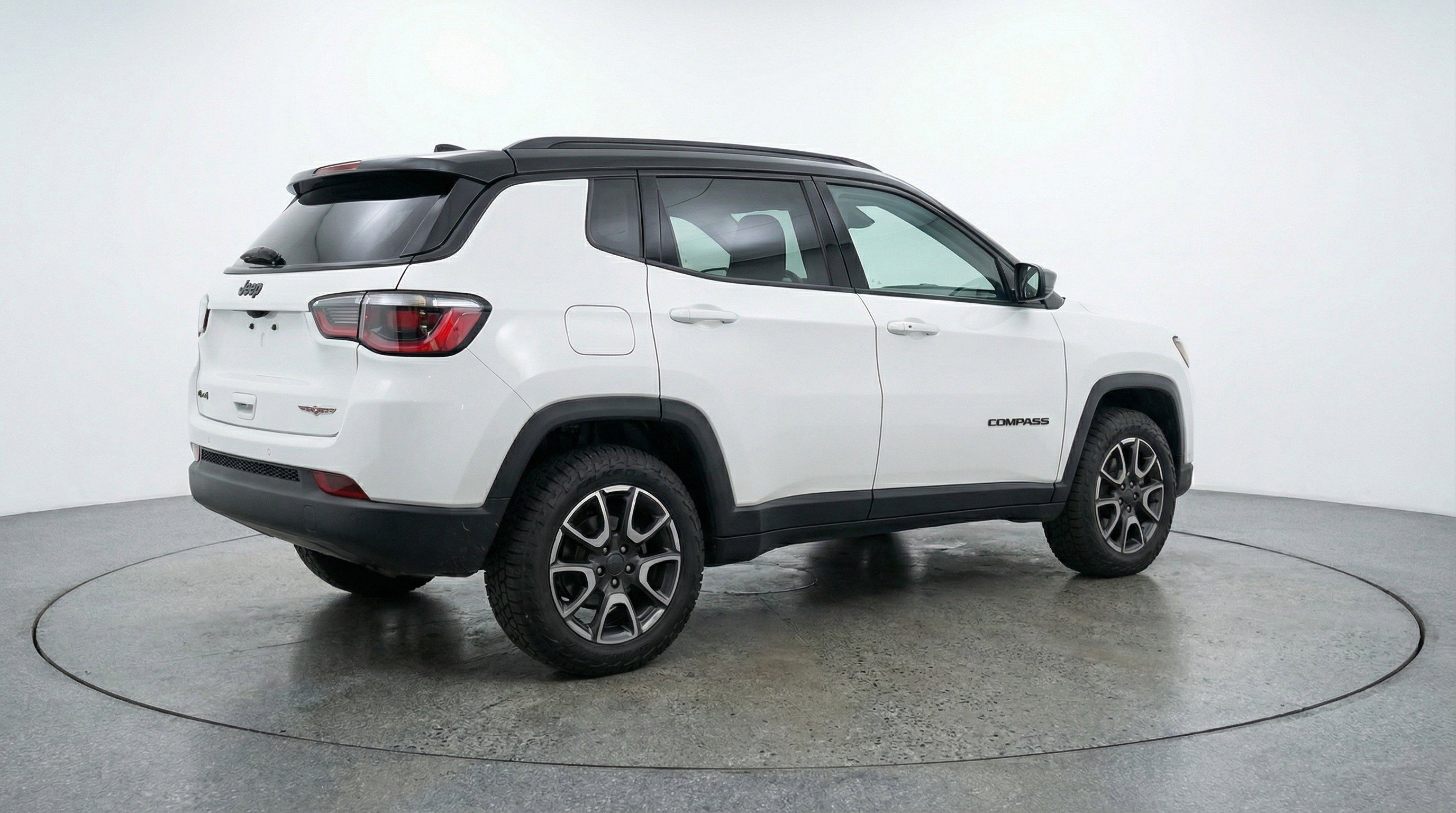 Used 2025 Jeep Compass Trailhawk w/ Trailer Tow Group AWD/4WD image 9