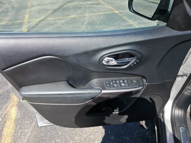 Used 2019 Jeep Cherokee Limited image 20