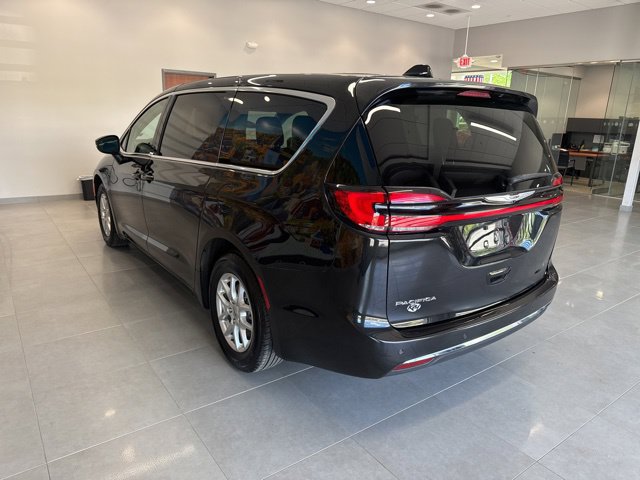Used 2023 Chrysler Pacifica Touring-L FWD image 3
