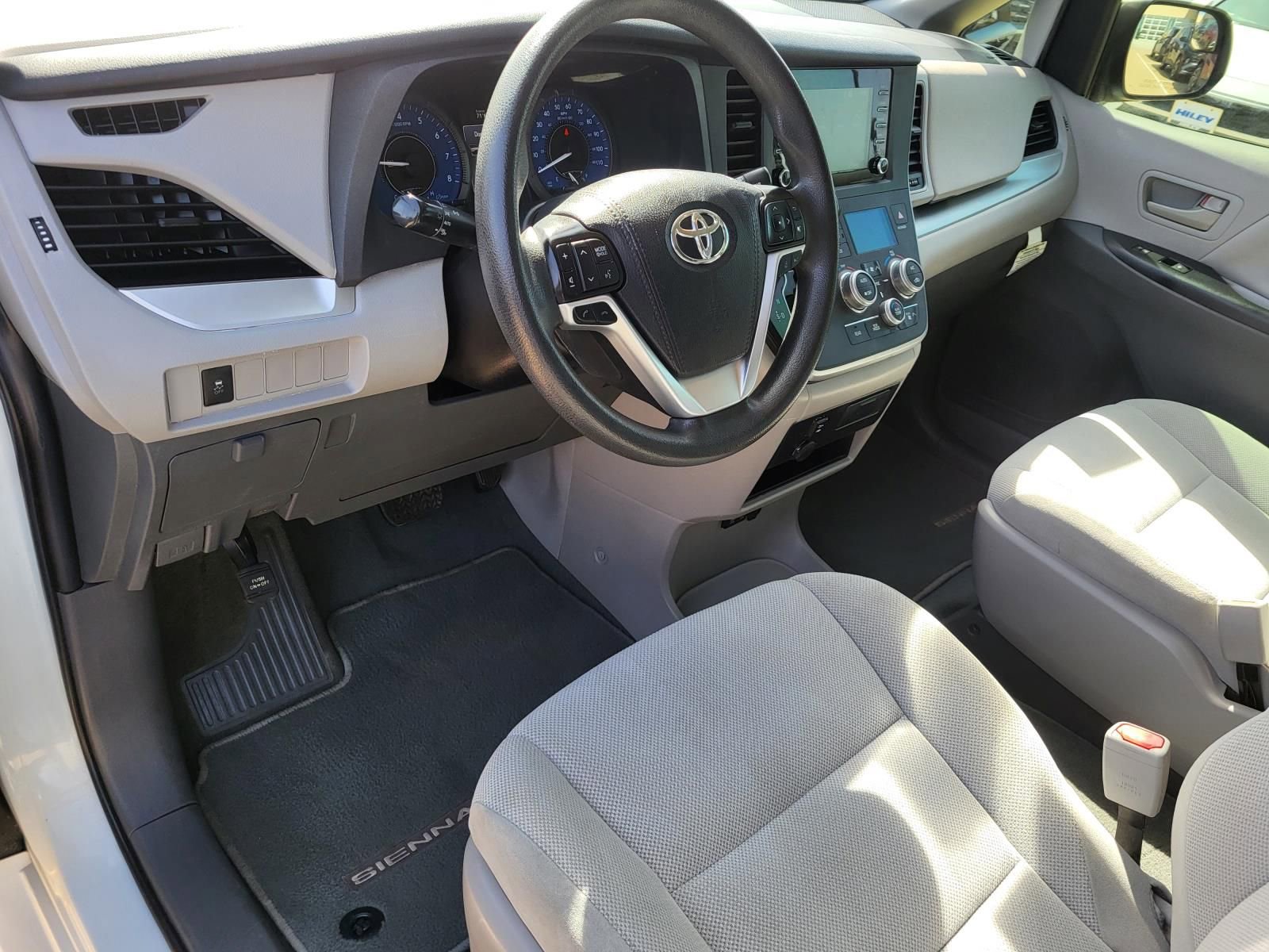 Used 2020 Toyota Sienna L image 17