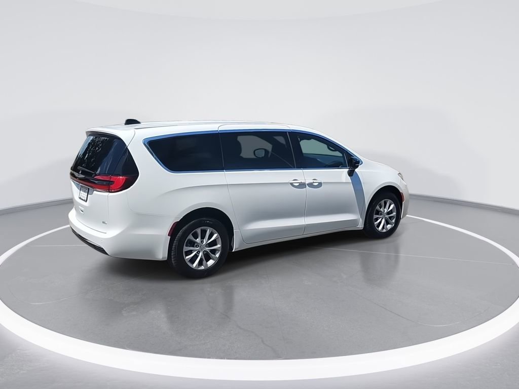 Used 2025 Chrysler Pacifica Select w/ Uconnect Theater Family Group AWD/4WD image 8