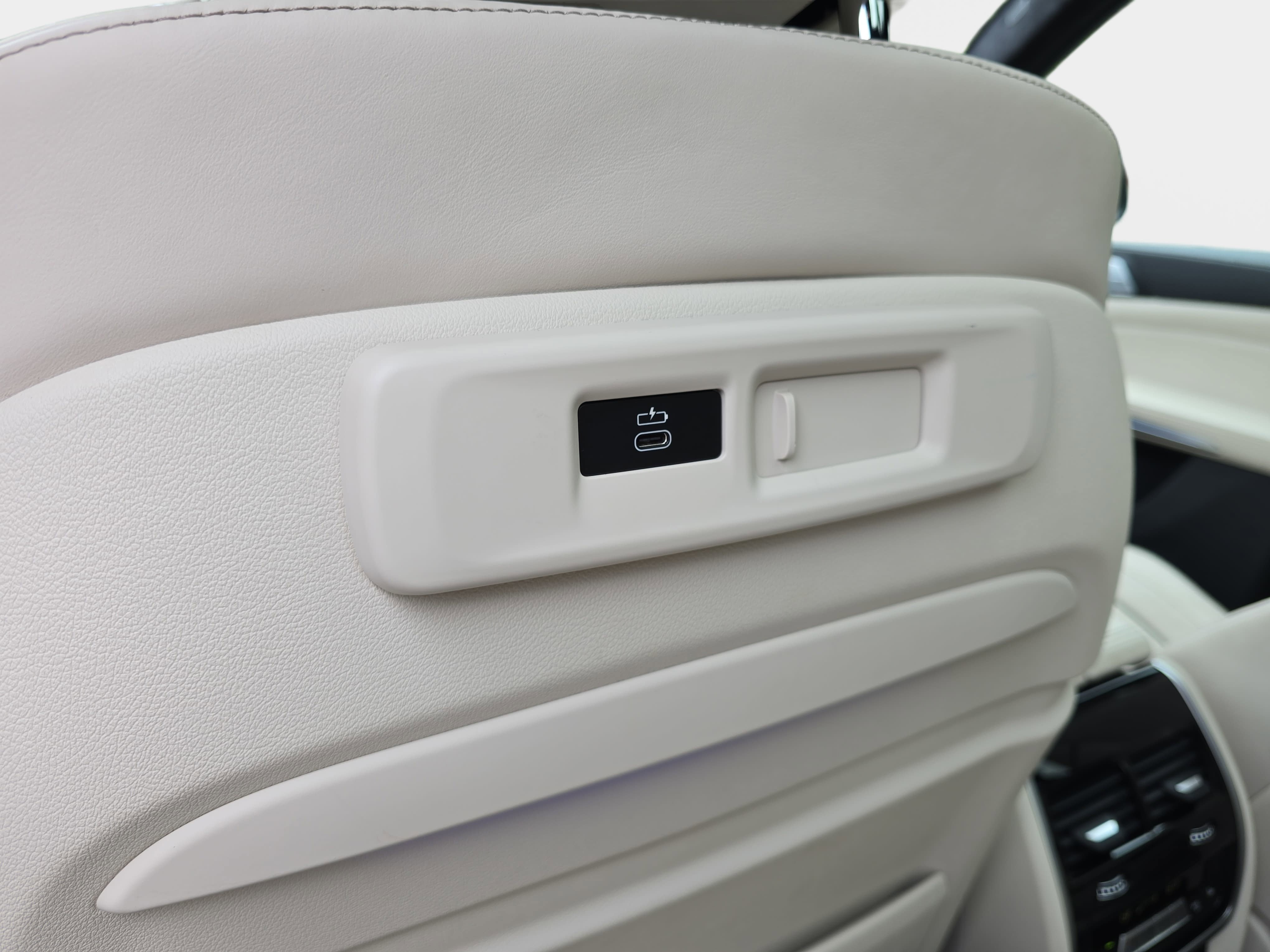 Used 2020 BMW X7 M50i w/ Dynamic Handling Package AWD/4WD image 42