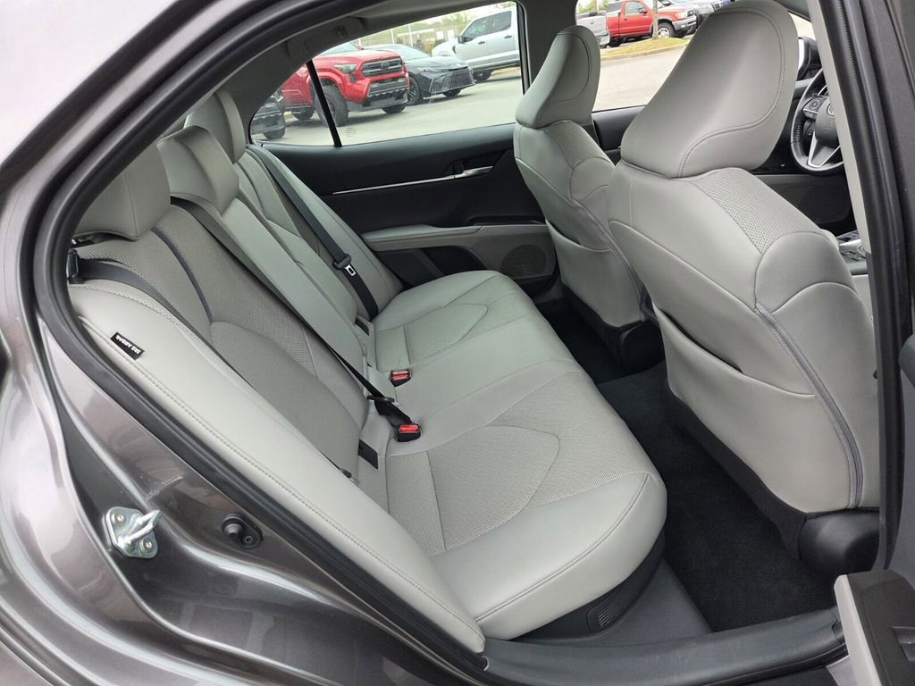 Used 2022 Toyota Camry XLE w/ Navigation Upgrade Package image 11