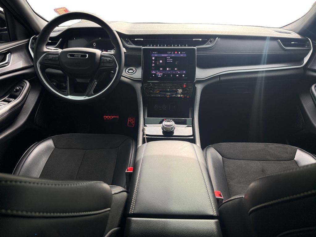 Used 2025 Jeep Grand Cherokee Altitude RWD image 10