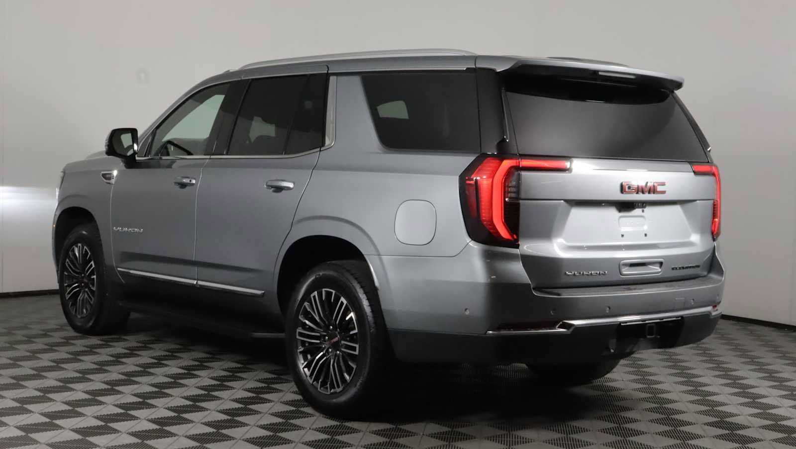Used 2025 GMC Yukon Elevation w/ Elevation Premium Package AWD/4WD image 4