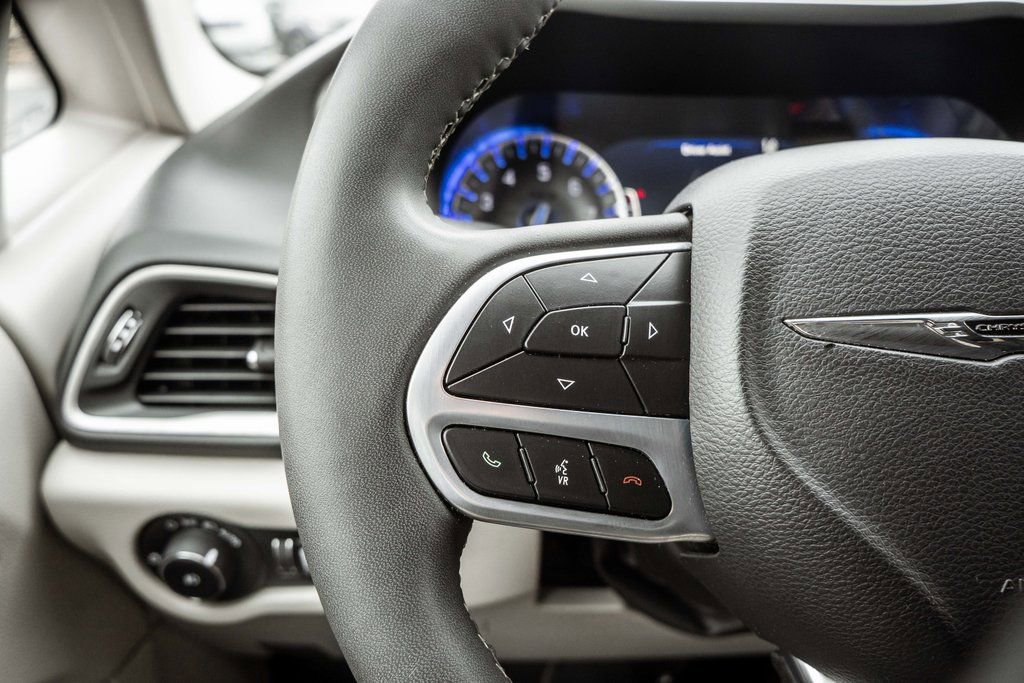 Used 2023 Chrysler Pacifica Touring-L FWD image 24