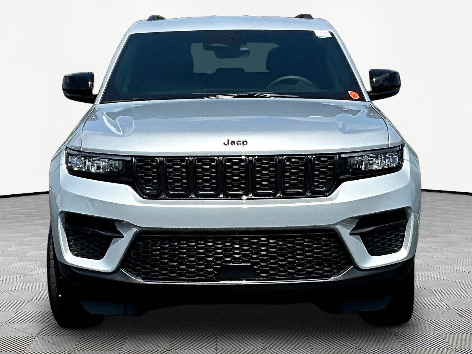 Used 2025 Jeep Grand Cherokee Altitude AWD/4WD image 2