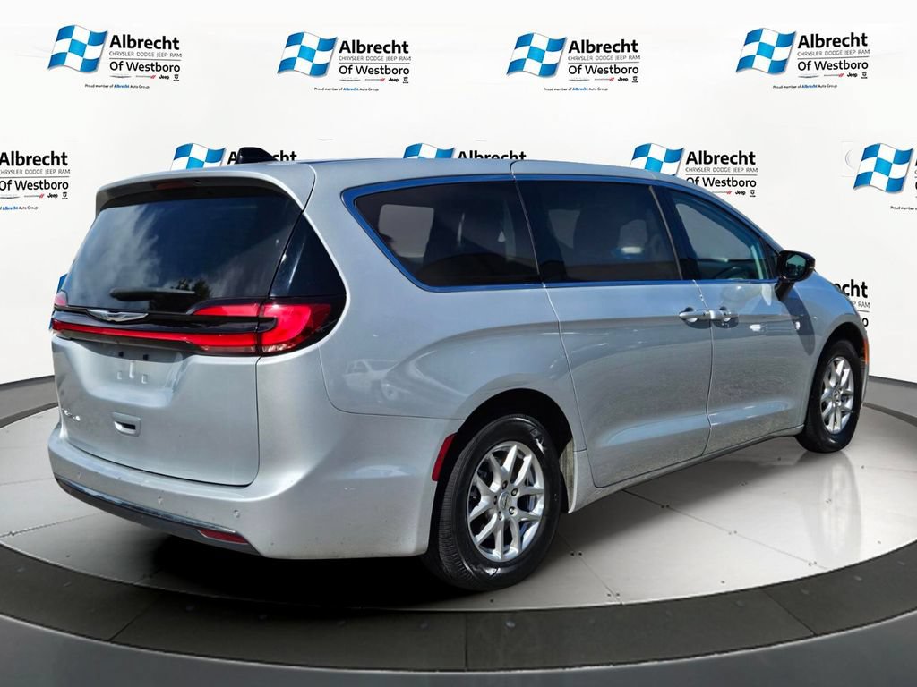 Used 2024 Chrysler Pacifica Touring-L FWD image 5