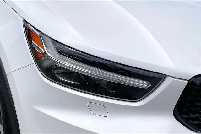 Used 2020 Volvo XC40 T4 R-Design FWD image 27