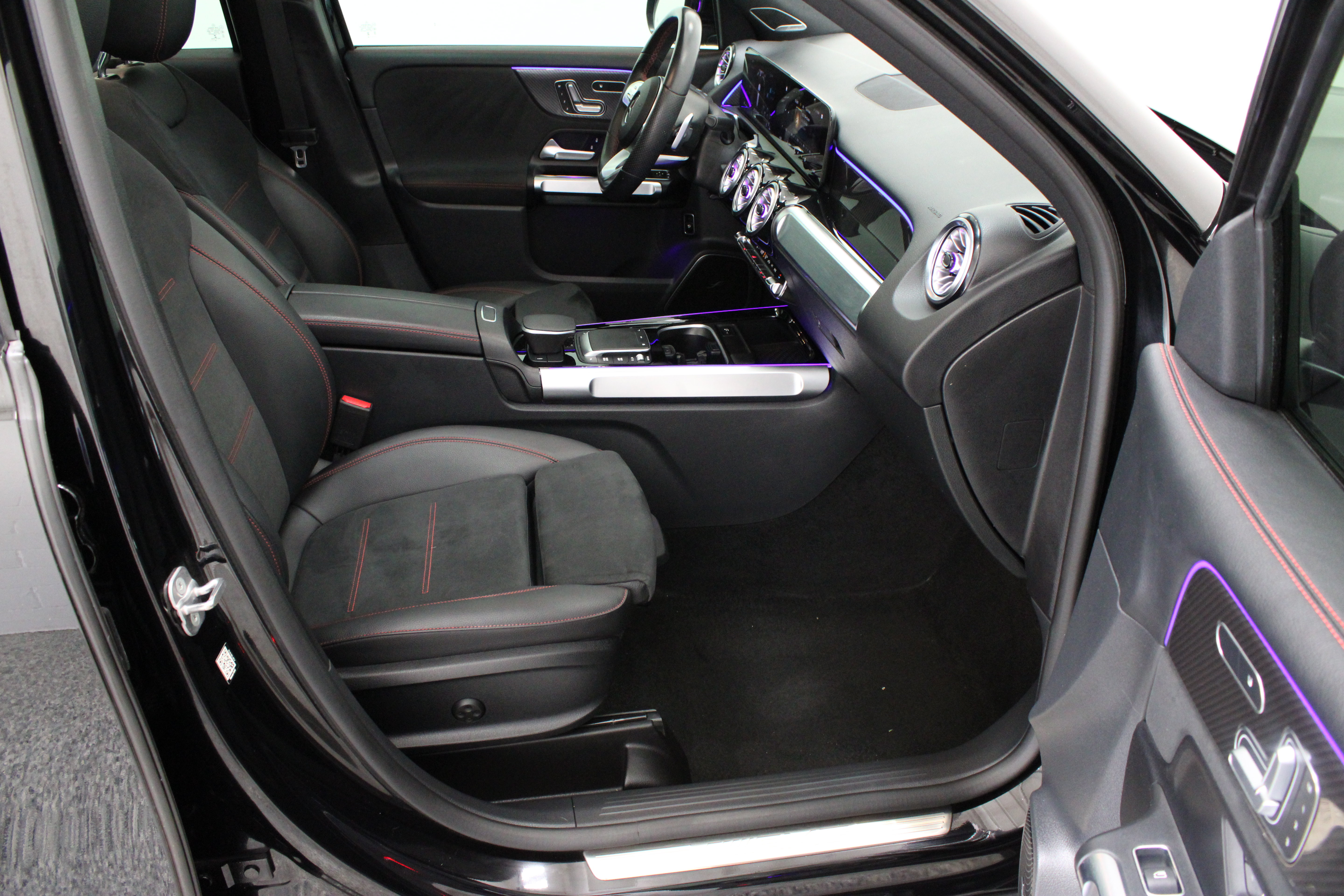 Used 2023 Mercedes-Benz GLB 35 AMG 4MATIC image 38