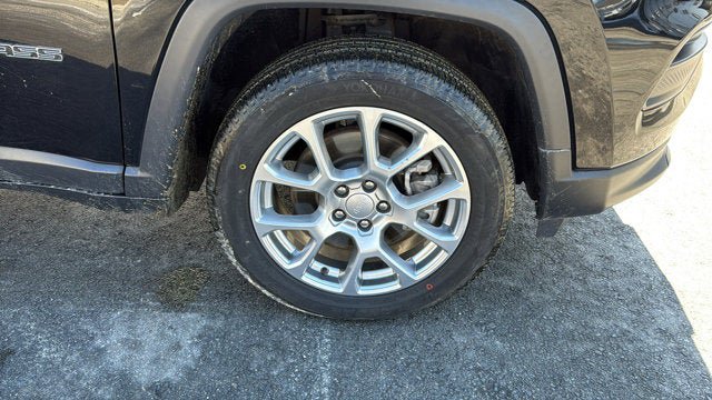 Certified 2023 Jeep Compass Latitude w/ Sun and Sound Group AWD/4WD image 11