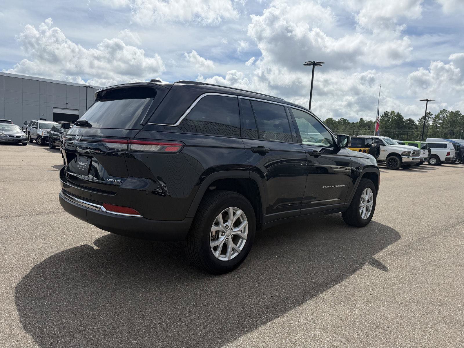Certified 2023 Jeep Grand Cherokee Limited w/ Trailer Tow Package AWD/4WD image 6