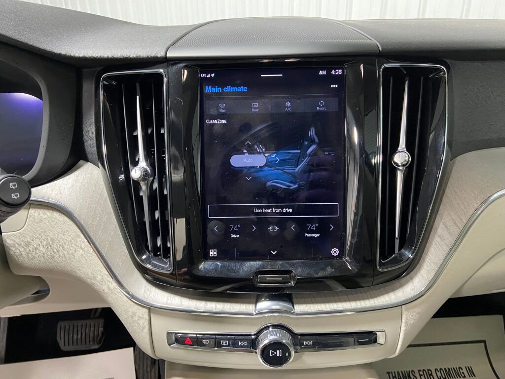 Used 2023 Volvo XC60 B5 Plus image 12