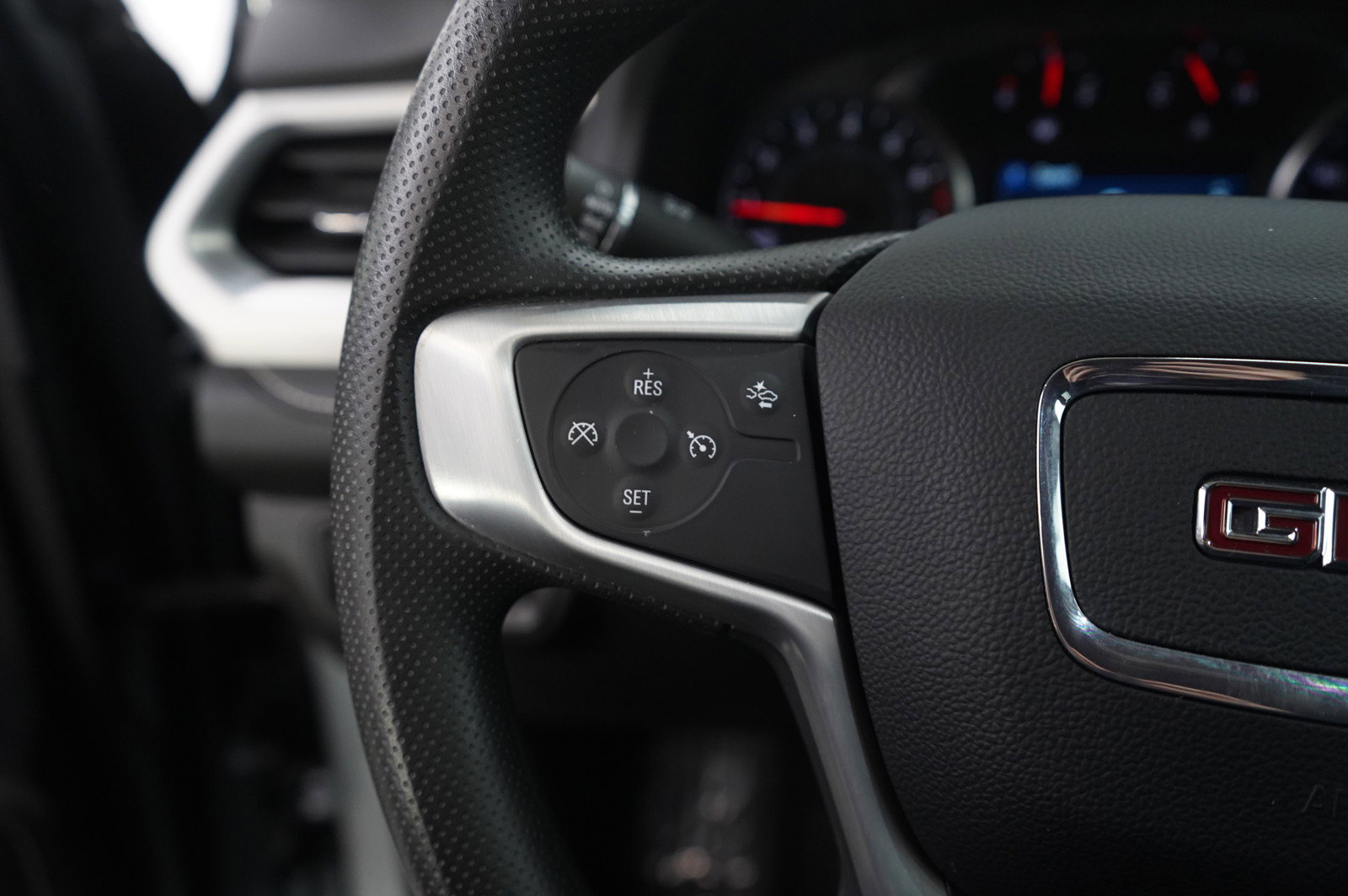 Used 2023 GMC Acadia SLE image 19