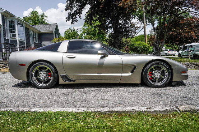 Used 2000 Chevrolet Corvette Coupe w/ Roof Pkg RWD image 9