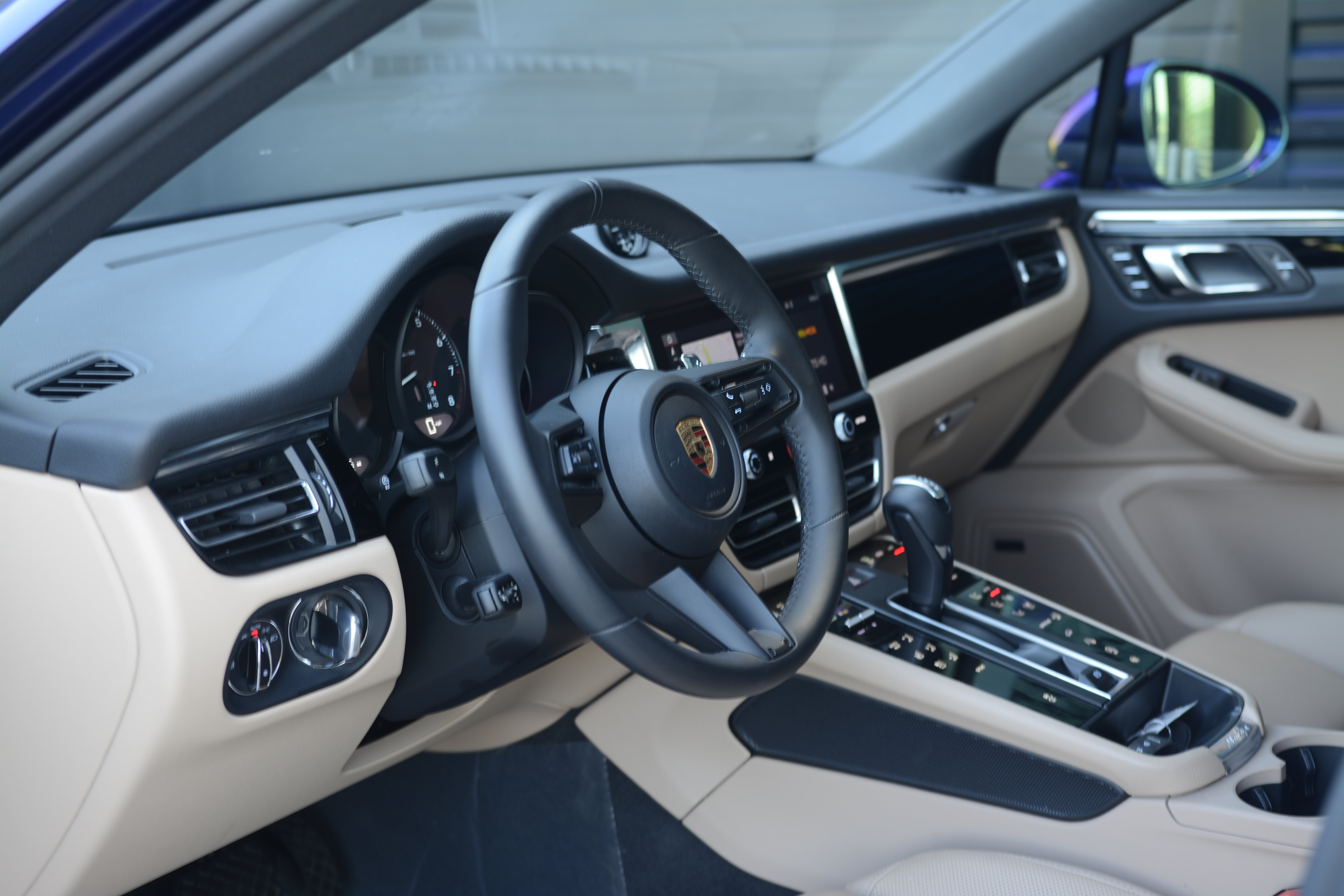 Certified 2026 Porsche Macan AWD/4WD image 4