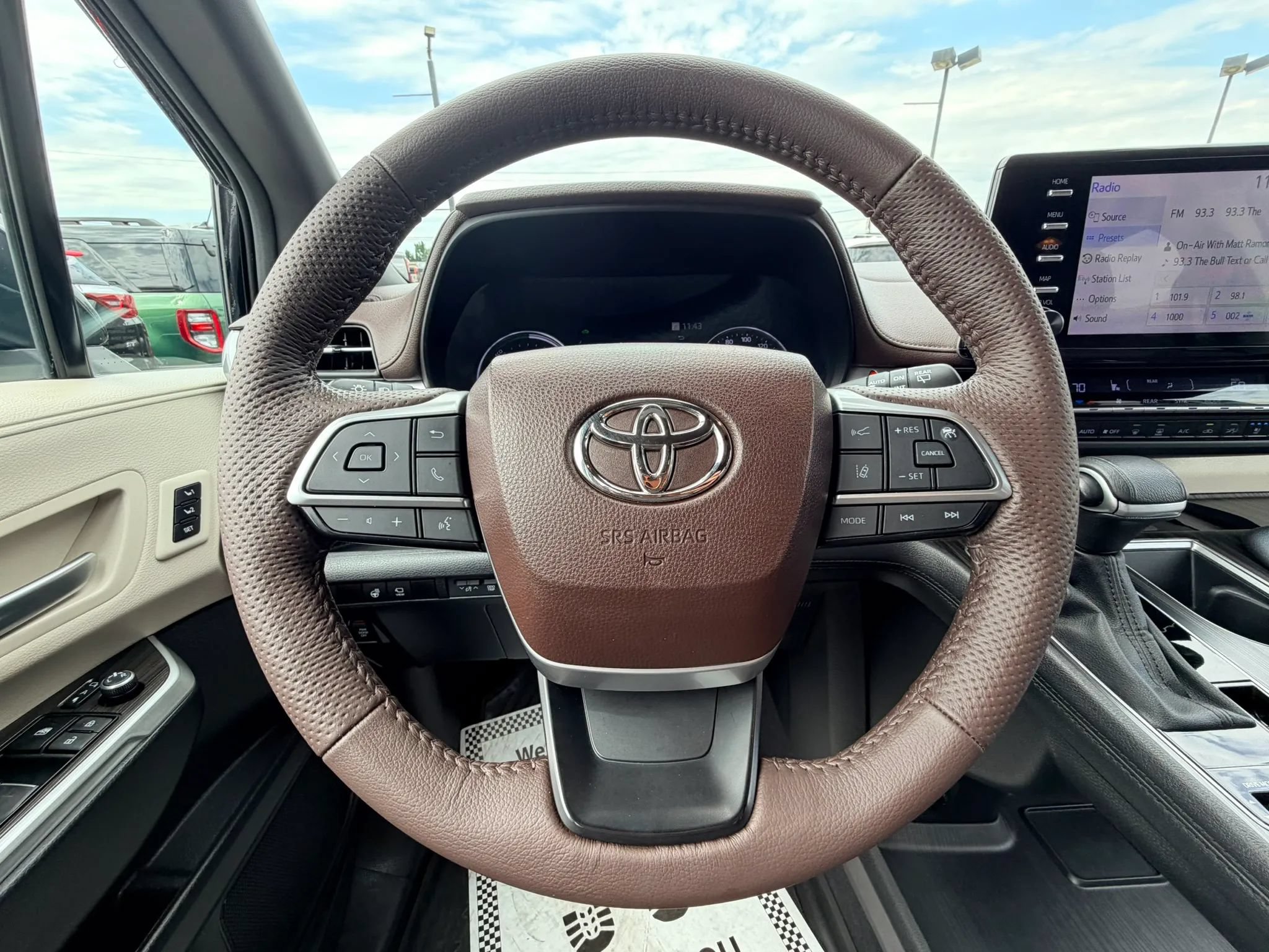 Used 2024 Toyota Sienna Platinum FWD image 12