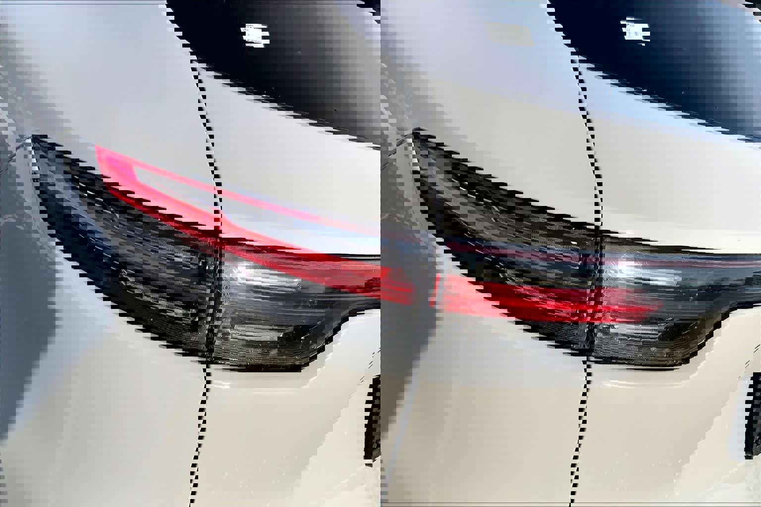 Certified 2022 Porsche Cayenne Platinum Edition image 52