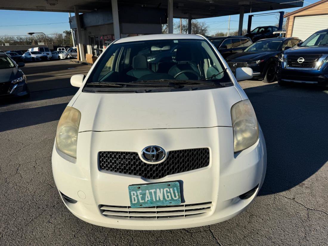 Used 2007 Toyota Yaris 2-Door Hatchback image 2