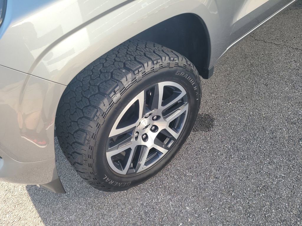 Used 2023 Chevrolet Colorado Z71 w/ Z71 Convenience Package 2 image 9