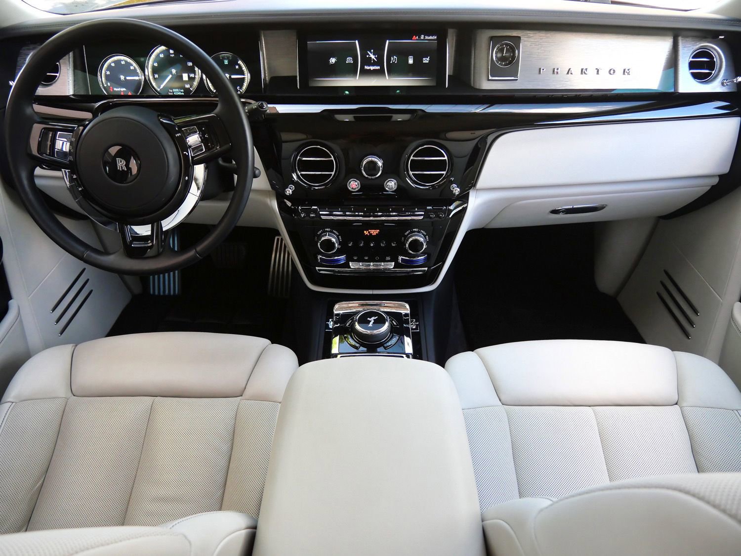 Used 2024 Rolls-Royce Phantom Extended Wheelbase w/ The Phantom Package RWD image 4